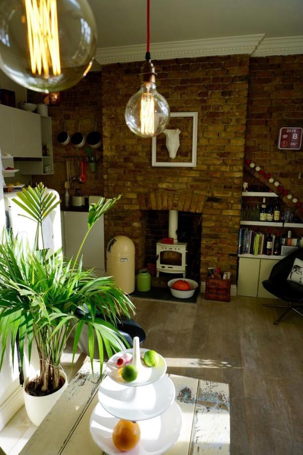 Beautiful Canalside 1-bedroom Flat With Terrace Londres